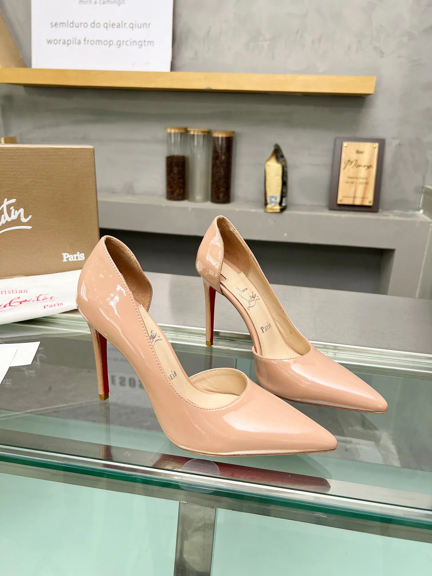 👟👟Ex-factory price 560👟👟 Christian Louboutin CL red-soled shoes‖ Globally limited edition! Blessings from Las Vegas❤ Inspired by the colorful neon of Las Vegas🎆 A century-old classic that will never go off the shelves. Handmade, exquisite craftsmanship❗Collectible work❗ Absolutely eye-catching existence🌟 Classic stiletto fashion shoes, you can't resist them at all. Absolute sexy goddess, releasing invincible femininity. The gorgeous red bottom is like the red carpet that the queen walks on when she ascends to the top. She is full of aura in every minute. Whether in love or in the workplace, she is famous in the end. Extraordinarily fascinating and full of femininity! Suitable for all kinds of gatherings 💎 Undefeated classic, all original models are made to order 🍳Fabrics: cow lacquer/silk/grete 🍳Inner lining: imported soft sheepskin lining feet 🍳Outsole: original genuine leather sole 🍳Heel height: 3cm/8.5cm/10.5cm higher inside the flat bottom 🍳Color: apricot ox lacquer, black ox lacquer, white ox lacquer Black Silk Silver Grete 🍳Size: 35-39 (40/41/42/43 customized, non-refundable) Standard size 🍳Packing: with cloth bag, card